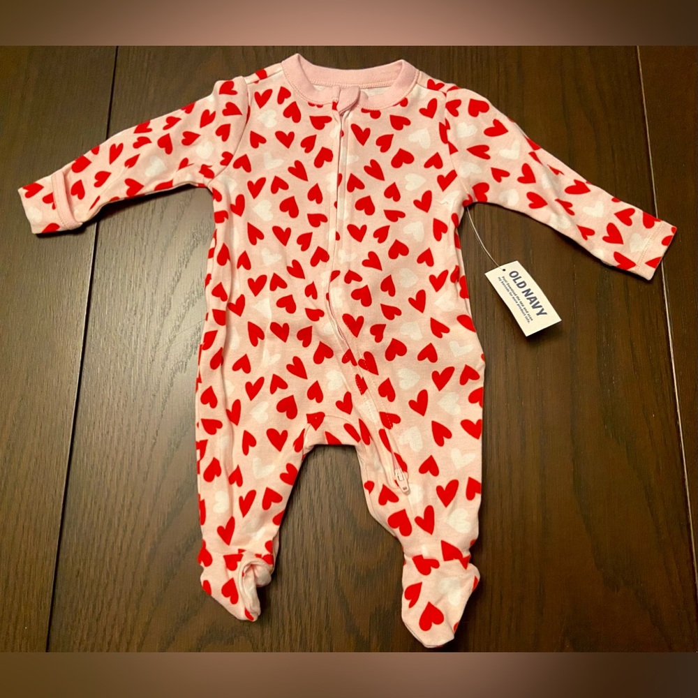 NWT Old Navy heart sleeper Newborn - 7lbs red pink  Heart zipper 1pc